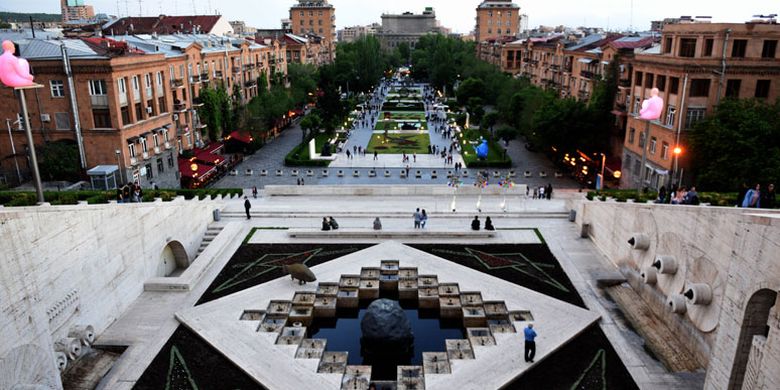 Yerevan merupakan kota paling kuno di dunia, terletak di sepanjang Sungai Hrazden. Kota ini menjadi ibu kota Armenia, negara Eropa Asia yang wilayahnya dikelilingi dan berbatasan langsung dengan Turki, Georgia, Azerbaijan, dan Iran.