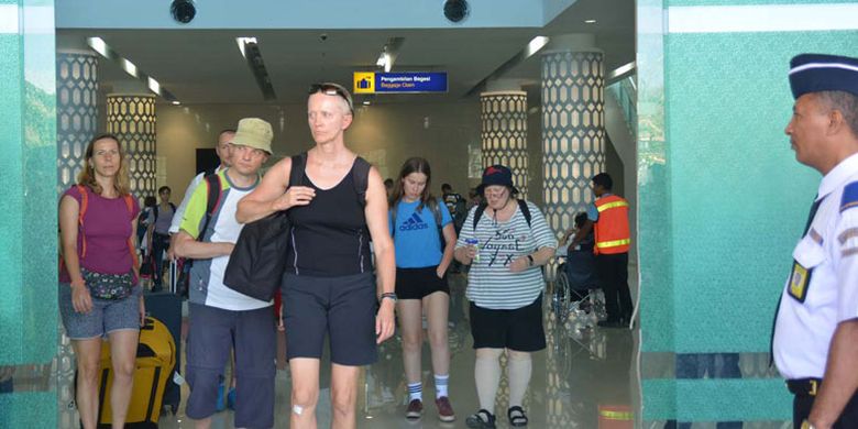 Turis tiba di Bandara Komodo, Labuan Bajo, Manggarai Barat, Flores, Nusa Tenggara Timur, Selasa (24/10/2017).