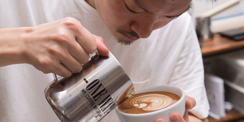 Barista sekaligus pemilik kedai ConnectCoffee, Takahiro Ando, dikenal sebagai salah seorang latte artist terbaik di Jepang.