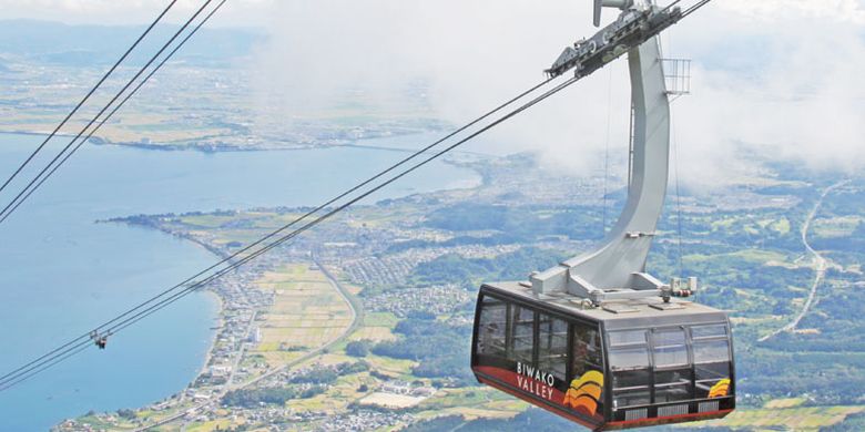 Menikmati keindahan pemandangan Danau Biwa menggunakan ropeway sepanjang 1.800 meter. Danau Biwa di Prefektur Shiga, bagian timur Kyoto, ini merupakan danau terbesar di Jepang.