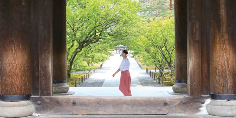 Memasuki area Kuil Nanzenji di Kyoto, Anda akan menemukan gerbang raksasa Sanmon yang menjadi salah satu dari tiga gerbang kuil raksasa di Jepang. 