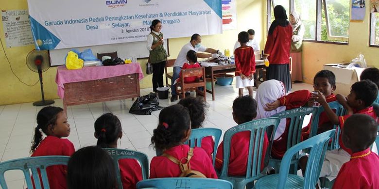 Siswa-siswa SD Negeri Selayar, Maluku Tenggara memperoleh bantuan pendidikan dan kesehatan dari Garuda Indonesia, Jumat (3/8/2018).