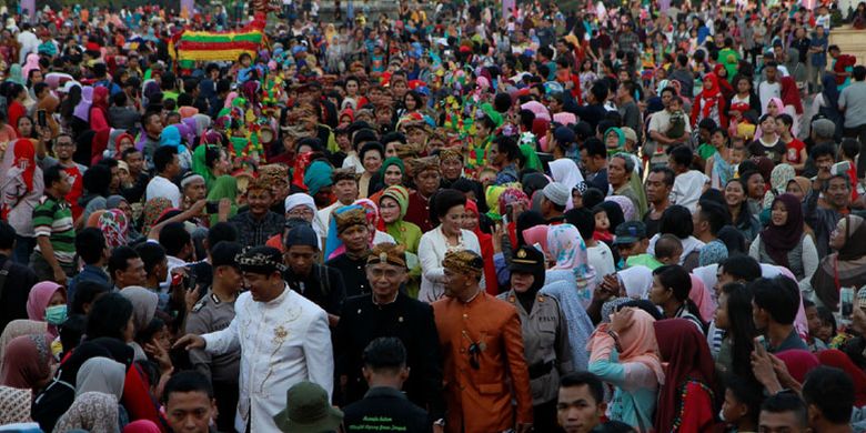 Dugderan saat memasuki halaman Masjid Agung Jawa Tengah, Kamis (25/5/2017). Karnaval dimulai dari halaman Balaikota pukul 13.00 WIB, kemudian melewati Jalan Pemuda menuju Masjid Kauman Semarang, dan berakhir di Jalan Kolonel Sugiyono.