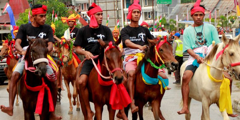 Selama sepekan penuh, 4-13 Juli 2017 Pemerintah Nusa Tenggara Timur menggelar Parade 1001 Kuda Sandelwood di empat kabupaten berbeda di Pulau Sumba.