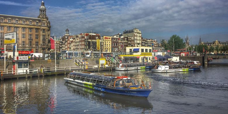 Kanal di Amsterdam, Belanda. Dalam upaya untuk merebut kembali posisi tujuan wisata utama, kampanye I Amsterdam diperkenalkan sebagai slogan baru pada tahun 2004.