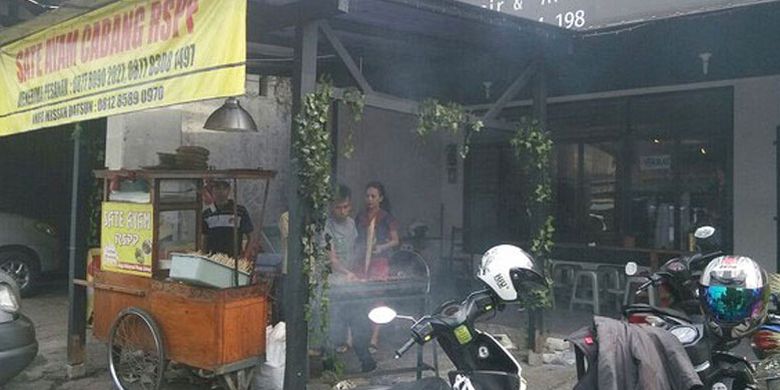 Sate ayam dan kambing di Jalan Kyai Maja nomor 21, Jakarta Selatan, seberang RS Pertamina.