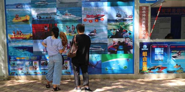 Wisatawan di Yalong Bay yang dijuluki sebagai Hawaiinya China di Sanya, Provinsi Hainan, Sabtu (14/10/2017).