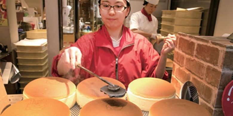 Setelah cheesecake diangkat, tidak lupa cap berlambang Rikuro Ojisan dibubuhkan pada setiap kue di depan para pelanggan sambil membunyikan lonceng. Cheesecake berdiameter 18 cm ini dihargai 685 Yen per porsi. Kue ini merupakan dessert khas Osaka yang sangat populer.