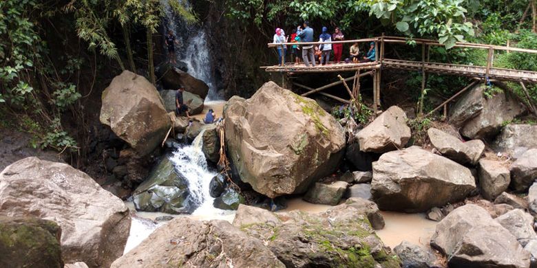Obyek wisata Air Terjun Curug Gending Asmoro di Dusun Tompo Gunung, Desa Kalongan, Kecamatan Ungaran Timur, Kabupaten Semarang, Jawa Tengah, Sabtu (17/2/2018).