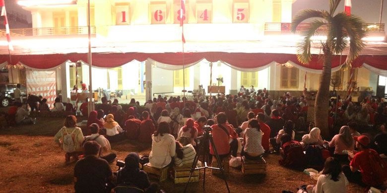 Para peserta Night At The Museum berkumpul memenuhi pelataran halaman depan Museum Perumusan Naskah Proklamasi, Jakarta, Rabu (16/8/2017) malam. Mereka menginap dan berwisata di Museum Perumusan Naskah Proklamasi hingga Hari Kemerdekaan Republik Indonesia.