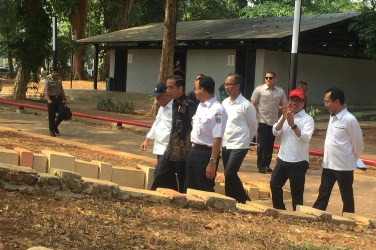 Presiden Joko Widodo meninjau kawasan Gelora Bung Karno (GBK), Jakarta, Selasa (16/10/2018). 