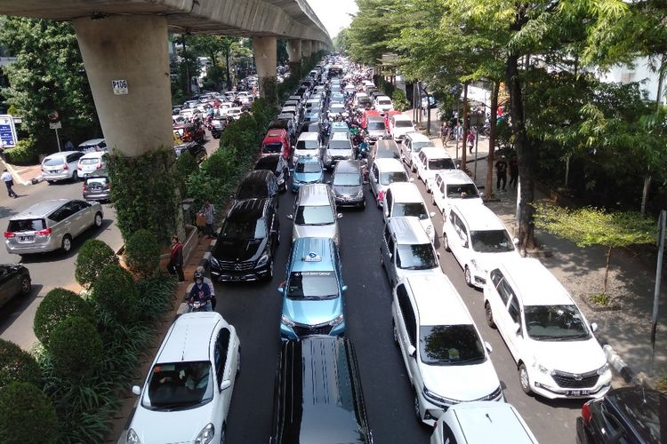 Kemacetan terjadi di depan Kantor Gojek, Jalan Iskandarsyah, Melawai, Jakarta Selatan, Senin (5/8/2019). Kemacetan itu merupakan dampak dari aksi unjuk rasa para sopir GoCar, taksi online yang merupakan GoJek.