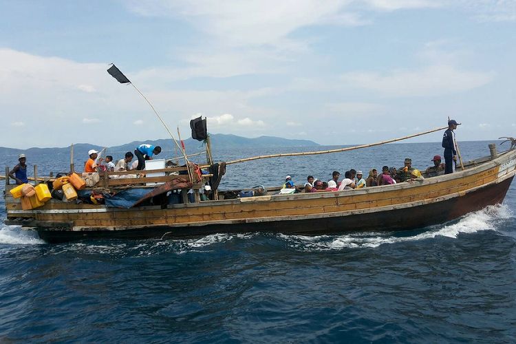 Foto yang dirilis Tentara Kerajaan Thailand memperlihatkan sebuah perahu kayu yang berpenumpang puluhan pengungsi Rohingya berlabuh di sebuah pantai di Provinsi Krabi, Minggu (1/4/2018).