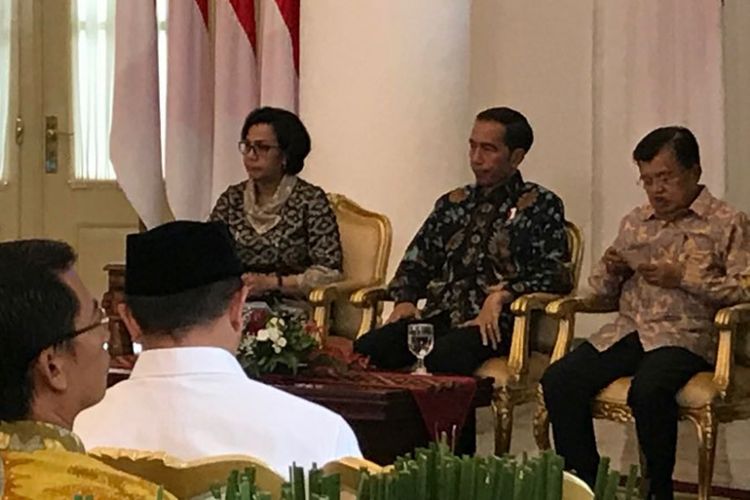 Menkeu Sri Mulyani, Wakil Presiden Jusuf Kalla dan Presiden Joko Widodo saat penyerahan DIPA Tahun 2018 di Ruang Garuda Istana Kepresidenan Bogor, Rabu (6/12/2017).