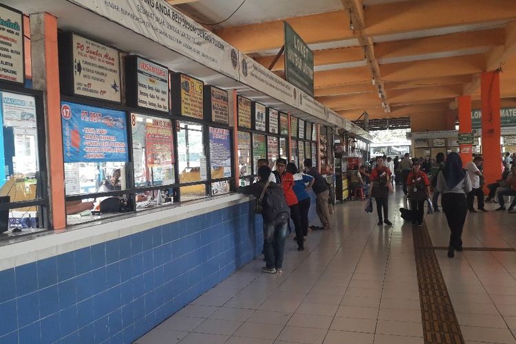 Suasana loket penjualan tiket bus di Terminal Kampung Rambutan pada H-8 Lebaran, Selasa (28/5/2019). 