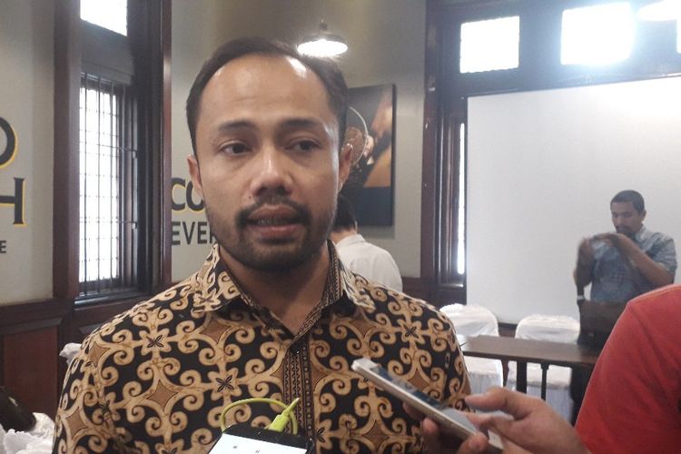 Koordinator Divisi Korupsi Politik ICW Donal Fariz memberi keterangan kepada wartasan usai sebuah diskusi di kawasan Cikini, Jakarta Pusat, Selasa (30/7/2019).