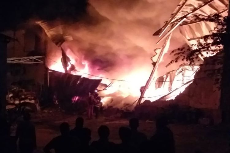 Tiga unit ruko yang berada di komplek Ruko Niaga Mas, Bangkong Jaya, Bengkong, Batam, Kepulauan Riau hangus terbakar, Rabu (21/8/2019) malam tadi.