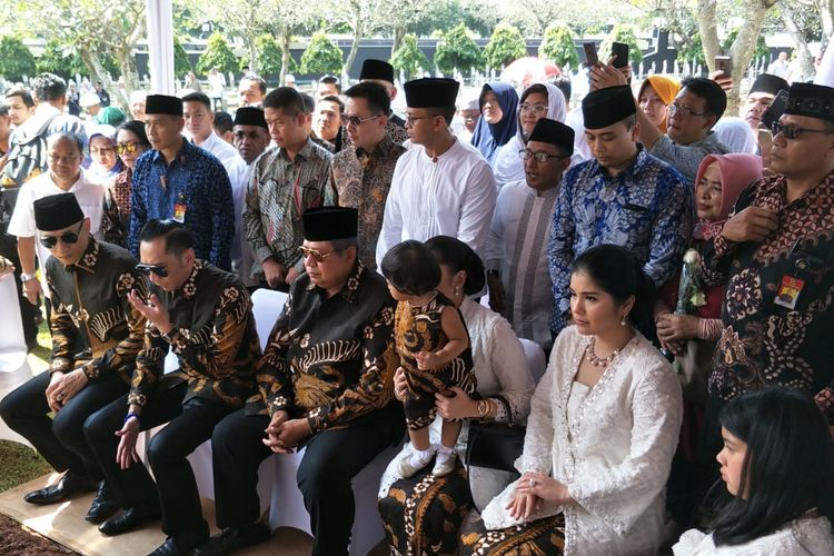 Presiden keenam RI Susilo Bambang Yudhoyono dan keluarga besarnya ziarah ke makam almarhum Ani Yudhoyono di Taman Makam Pahlawan Kalibata, Jakarta Selatan, Rabu (5/6/2019). 