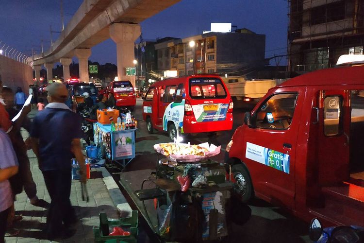 Pedagang kaki lima di sekitar Stasiun MRT Lebak Bulus kini harus memutar otak mencari lokasi dan waktu berdagang. Pasalnya, mereka tak lagi diizinkan berdagang oleh Satpol PP.