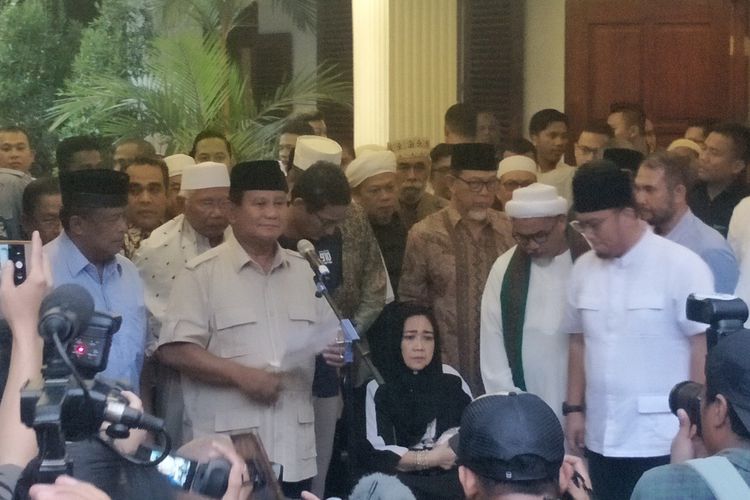 Calon presiden Prabowo Subianto akhirnya tampil bersama calon wakil presiden Sandiaga Uno, Kamis (18/4/2019) sore.  Keduanya tampil mendeklarasikan klaim kemenangan dalam Pilpres 2019, atas pasangan Joko Widodo-Maruf Amin.
