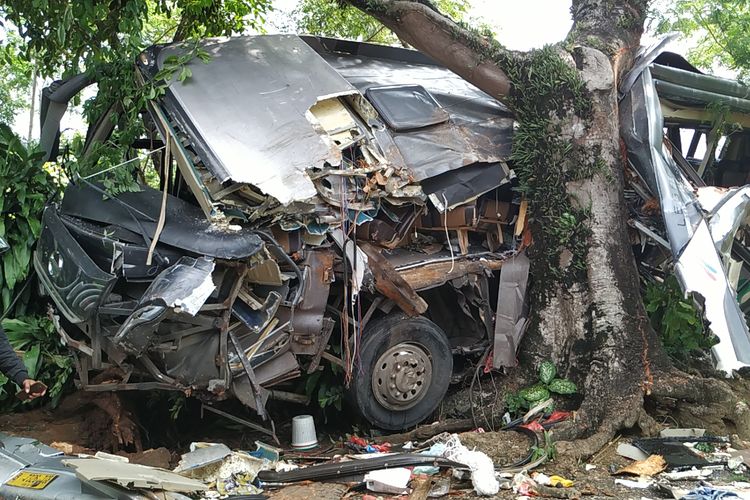 Bus pariwisata menabrak pohon di Kampung Cijeblus, Desa Sukamukti, Kecamatan Waluran, Sukabumi, Jawa Barat, Minggu (21/4/2019).