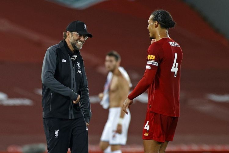 Juergen Klopp (kiri) dan Virgil van Dijk (kanan) seusai laga Liverpool vs Crystal Palace yang berakhir 4-0 untuk tuan rumah di Stadion Anfield dalam lanjutan pekan ke-31 Premier League, kasta teratas Liga Inggris, Rabu (24 Juni 2020).