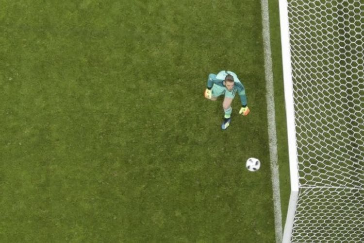 David De Gea gagal mengantisipasi tendangan bebas Cristiano Ronaldo pada pertandingan Piala Dunia 2018, Portugal vs Spanyol, di Sochi, 15 Juni 2018. 