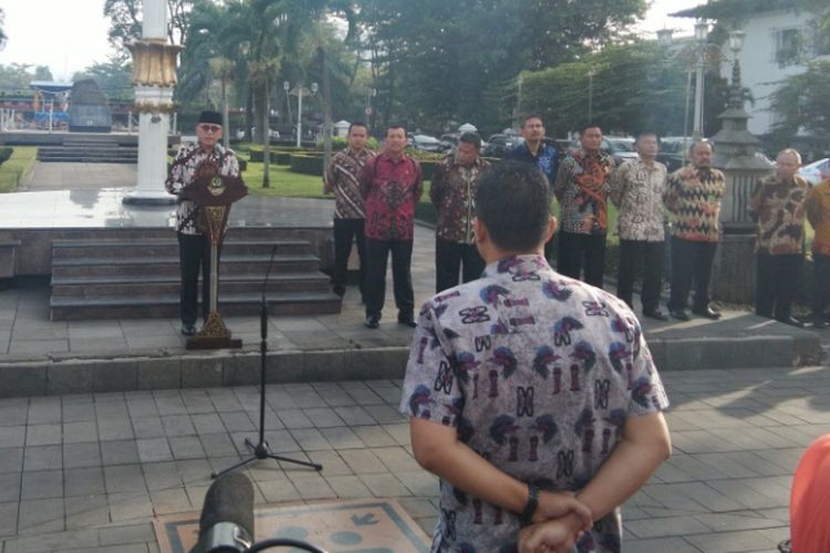 Penjabat Gubernur Jabar M Iriawan saat menjadi pembina upacara dalam kegiatan apel pagi di Gedung Sate, Jalan Diponegoro, Kamis (21/6/2018).