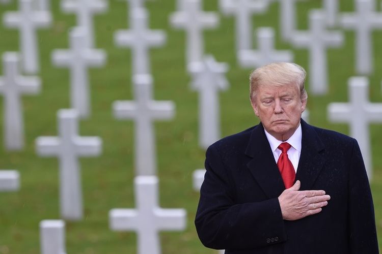 Preasiden AS Donald Trump ambil bagian dalam upacara di Pemakaman Tentara AS di Suresnes, tak jauh dari Paris, Peracis, Minggu (11/11/2018) untuk memperingati 100 tahun berakhirnya Perang Dunia I. 