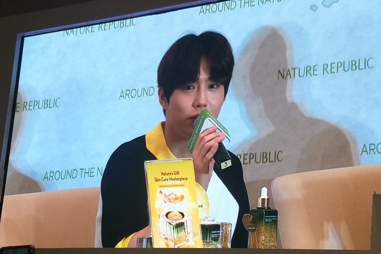 Suho EXO dalam konferensi pers Journey to Nature Republic di Hotel Westin, Jakarta Selatan, Minggu (26/5/2019). 