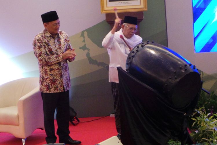 Gubernur Bank Indonesia Agus Martowardojo dan Ketua Majelis Ulama Indonesia (MUI) Maruf Amin saat membuka diskusi panel mengenai ekonomi syariah, di Gedung Bank Indonesia, Jakarta Pusat, Senin (24/7/2017).