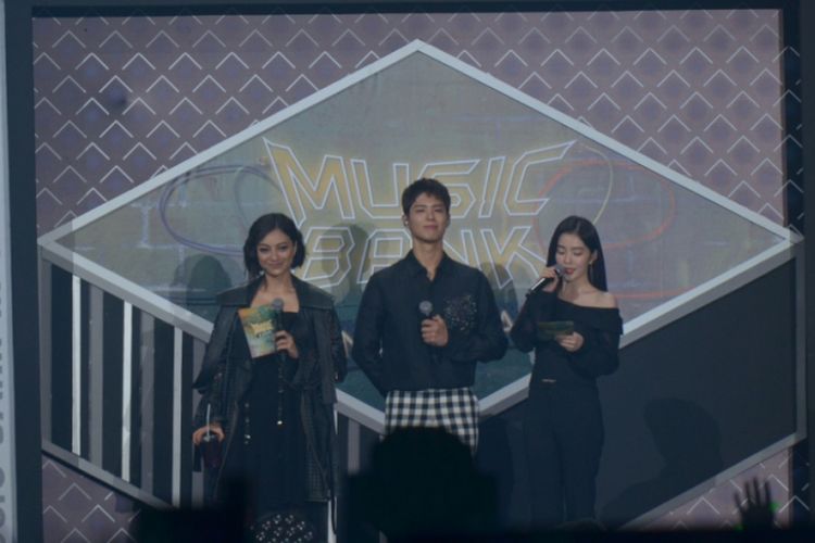 Park Bo Gum (tengah) memandu Music Bank in Jakarta bersama Lolita dan Irene di JIExpo Kemayoran, Jakarta Pusat, Sabtu (2/9/2017) malam.