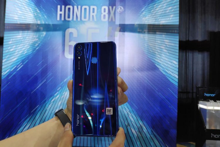 Bagian punggung Honor 8X dengan modul kamera ganda dan panel pemindai sidik jari