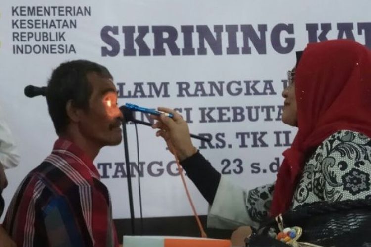 Seorang pria bernama Jokowi mengikuti operasi bagi penderita katarak dari kalangan tidak mampu di Rumah Sakit (RS) TK. Dr. AK Gani, Palembang, 23-26 November 2017. 
