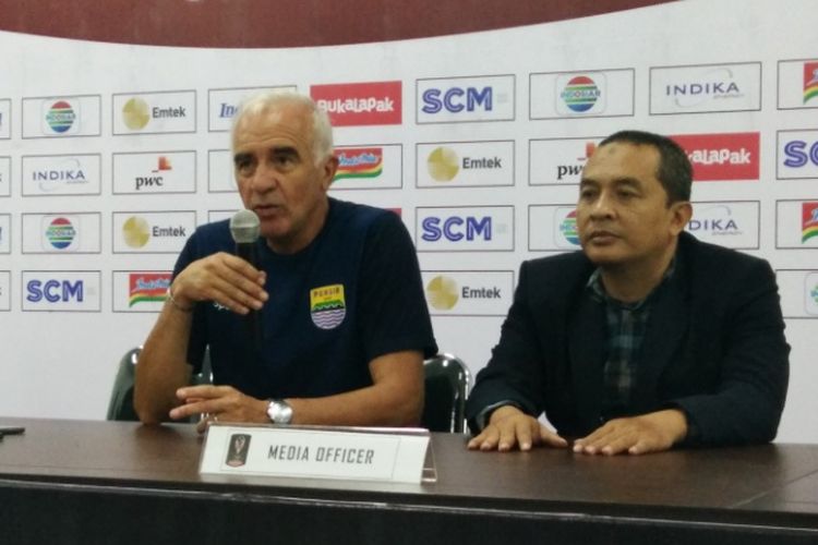 Pelatih Persib Bandung Mario Gomez saat memberikan keterangan kepada media usai laga kontra PSM Makassar di Stadion Gelora Bandung Lautan Api (GBLA), Jumat (26/1/2018).
