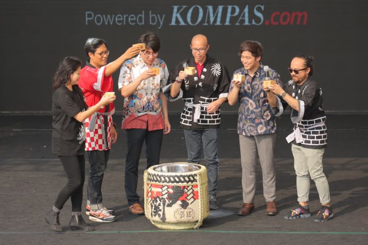 Direktur PT Kompas Cyber Media (KCM) Andy Budiman (keempat dari kiri), Pemimpin Redaksi Kompas.com Wisnu Nugroho (kedua dari kiri) dan GM Marketing KCM Dian Gemiano (kedua dari kanan) saat meresmikan peluncuran ohayojepang.kompas.com di Festival budaya dan kuliner Jepang Ennichisai 2018, Blok M Square, Jakarta, Minggu (1/7/2018). Kompas.com bekerja sama dengan Karaksa Media Partner dalam menghadirkan panduan perjalanan untuk masyakarat Indonesia yang ingin berwisata ke Jepang dalam situs Ohayo Jepang.