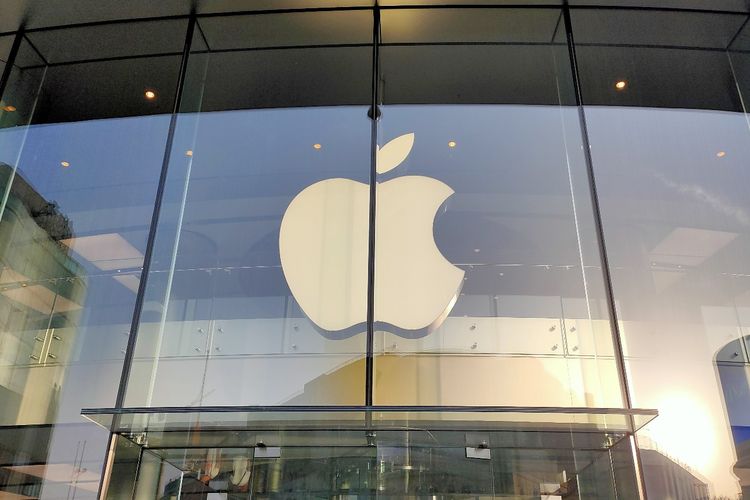 Ilustrasi logo Apple di depan Apple Store Beijing