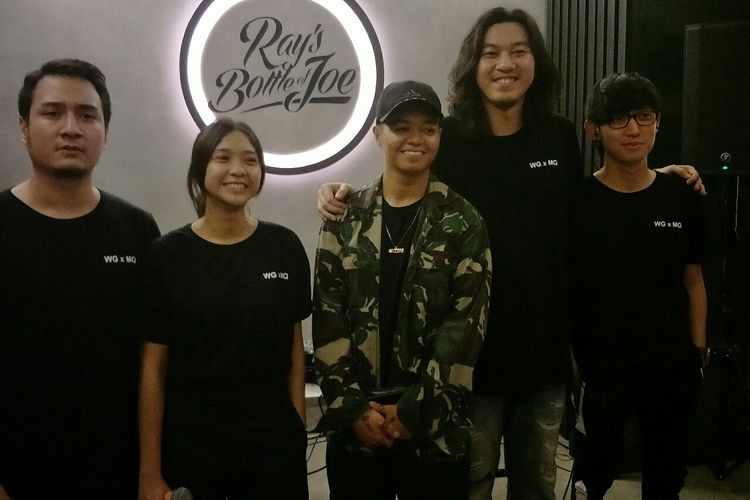 Para personel Weird Genius dan Midnight Quickie saat peluncuran single kolaborasi mereka Velvet Thorns di kawasan Warung Jati, Pamcoran, Jakarta Selatan, Jumat (28/6/2019).