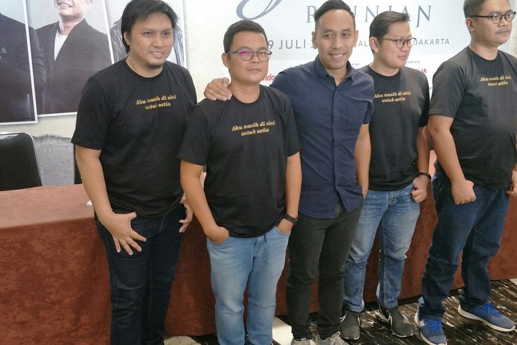 Para personel pionir grup band Jikustik dalam jumpa pers di Balai Sarbini, Plaza Semanggi, Jakarta Selatan, Kamis (18/7/2019).