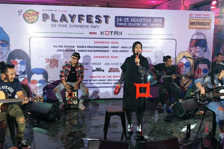 Grup band KOTAK tampil menghibur masyarakat yang melintasi terowongan Jalan Kendal, Menteng, Jakarta Pusat, Jumat (26/7/2019). Penampilan KOTAK dalam rangka Road to Playfest 2019.