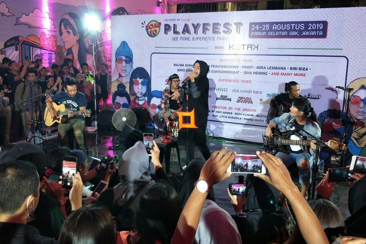 Grup band KOTAK tampil menghibur masyarakat yang melintasi terowongan Jalan Kendal, Menteng, Jakarta Pusat, Jumat (26/7/2019). Penampilan KOTAK dalam rangka Road to Playfest 2019.