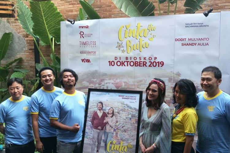 Rilis poster dan teaser film Cinta Itu Buta di kawasan Menteng, Jakarta Pusat, Kamis (29/8/2019). Terlihat di dalamnya Dodit Mulyanto, Shandy Aulia, Rolando Octano, sutradara Rachmania Arunita, dan produser Marsio Juwono.