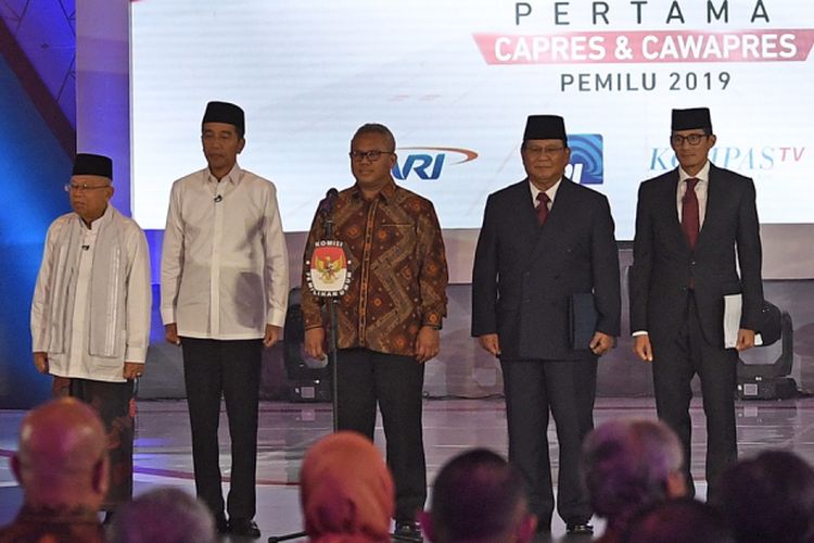 Ketua KPU Arief Budiman (tengah) bersama pasangan capres-cawapres nomor urut 01 Joko Widodo (kedua kiri) dan Maruf Amin (kiri) serta pasangan nomor urut 02 Prabowo Subianto (kedua kanan) dan Sandiaga Uno (kanan) bersiap mengikuti debat pertama Pilpres 2019, di Hotel Bidakara, Jakarta, Kamis (17/1/2019). Debat tersebut mengangkat tema Hukum, HAM, Korupsi, dan Terorisme. 