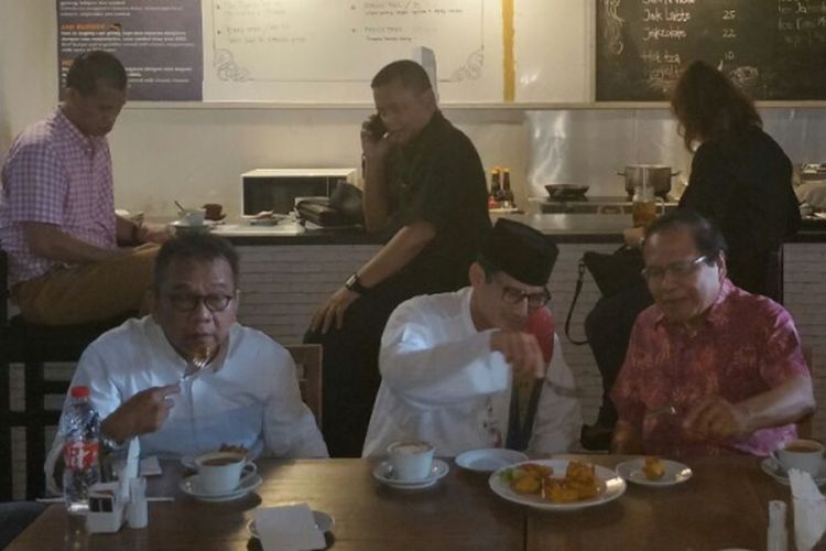 Wakil Ketua Dewan Pembina Partai Gerindra Sandiaga Uno ngopi bareng mantan Menko bidang Kemaritiman Rizal Ramli (paling kanan) di Jakbistro Balai Kota DKI, Jumat (20/4/2018). 