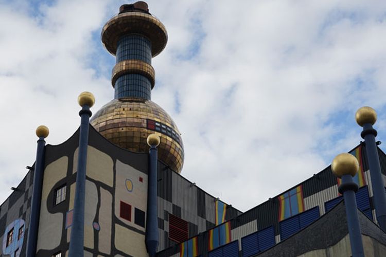 Sekilas gedung Spittelau di Wina, Austria ini tak tampak seperti pusat pembakaran sampah. Justru tampak seperti museum atau pusat kesenian. Tak tercium sedikit pun bau sampah di sekitarnya.