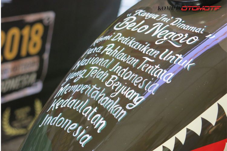 Arsiran seni typing pada tangki berisikan kalimat pujian bagi TNI
