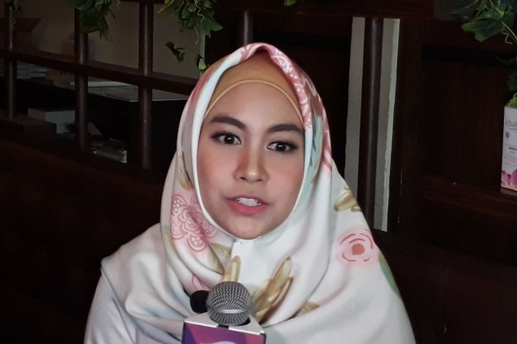 Anisa Rahma eks Cherrybellediabadikan saat dijumpai di The Hook Restaurant and Bar, Jakarta Selatan, Kamis (18/5/2017).
