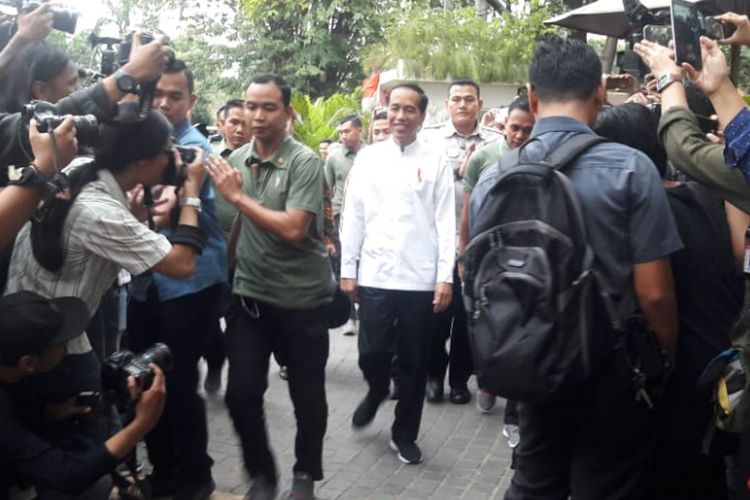 Presiden Joko Widodo saat tiba di Restoran Plataran, Jalan HOS Tjokroaminoto, Menteng, Jakarta Pusat.