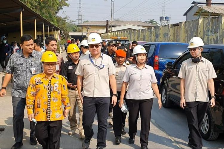 Kepala Dinas LH DKI Jakarta Andono Warih (baju kuning) saat lakukan inspeksi ke PT Mahkota Indonesia di Pulogadung, Jakarta Timur, Kamis (8/8/2019)