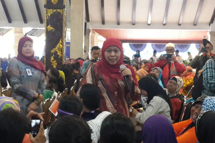 Menteri Sosial RI Khofifah Indar Parawansa saat menghadiri penyaluran bantuan sosial di Pendopo Kabupaten Malang, Senin (20/11/2017).